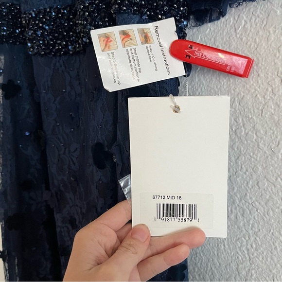 MacDuggal 67712 Midnight Floral Appliqué VNeck Flutter Sleeve Lace Gown NWT - Picture 6 of 9